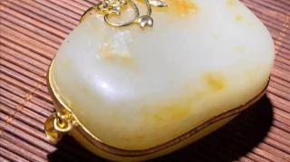 清代和田玉籽料洒金皮包金花卉纹吊坠