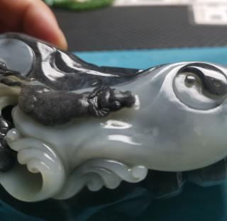 和田玉籽料青花俏色巧雕扭转乾坤,真是一件令人叹为观止的艺术品.和田